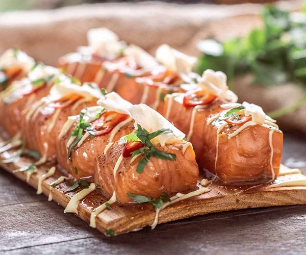 bouchées de saumon cuites au bois de cèdres avec le big green egg