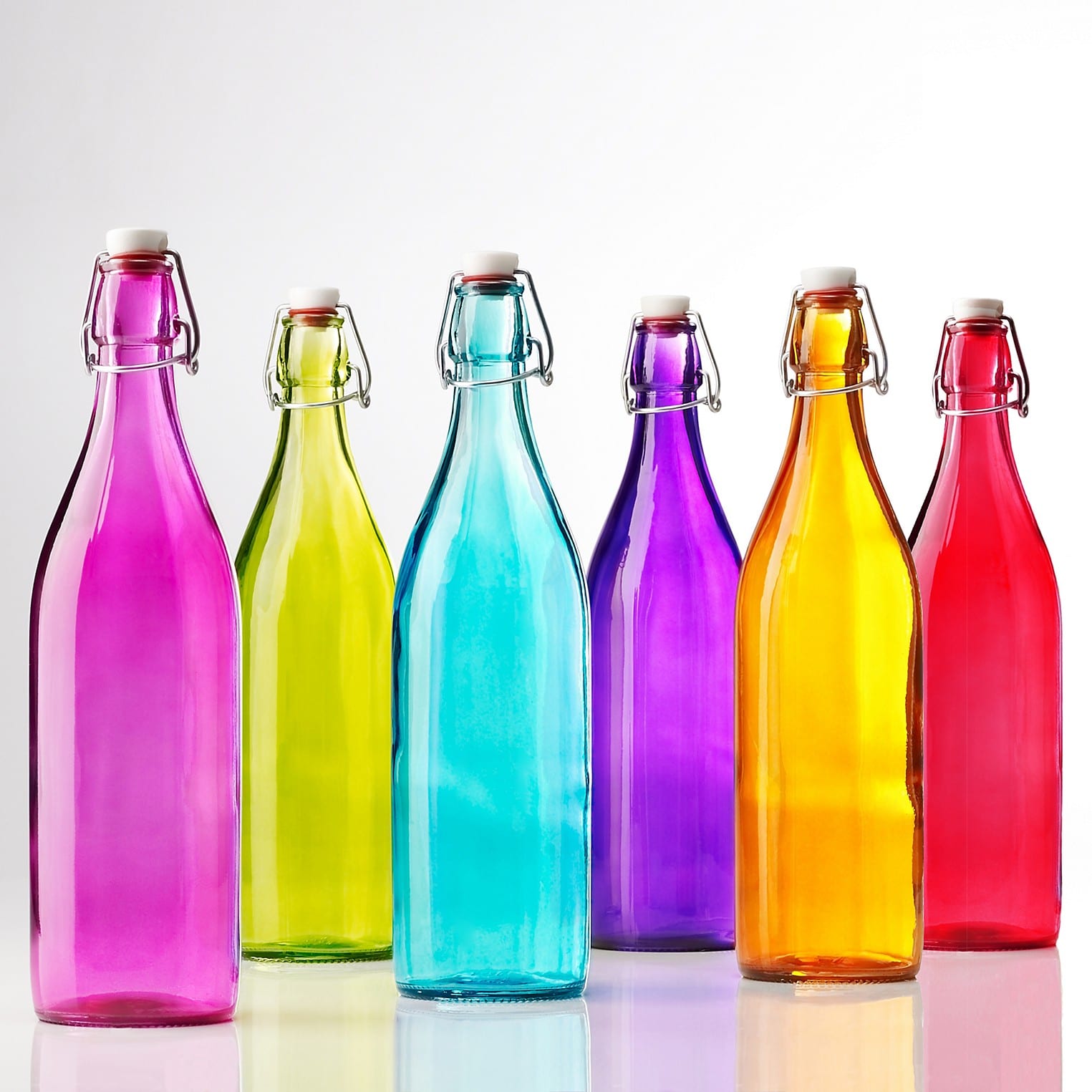 Купить бутылочки в москве. Цветные бутылки. Разноцветные стеклянные бутылки. Цветная вода в бутылке. Стеклянные разноцветные бутылочки.