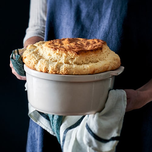 soufflé gonflé et doré dans le moule à soufflé